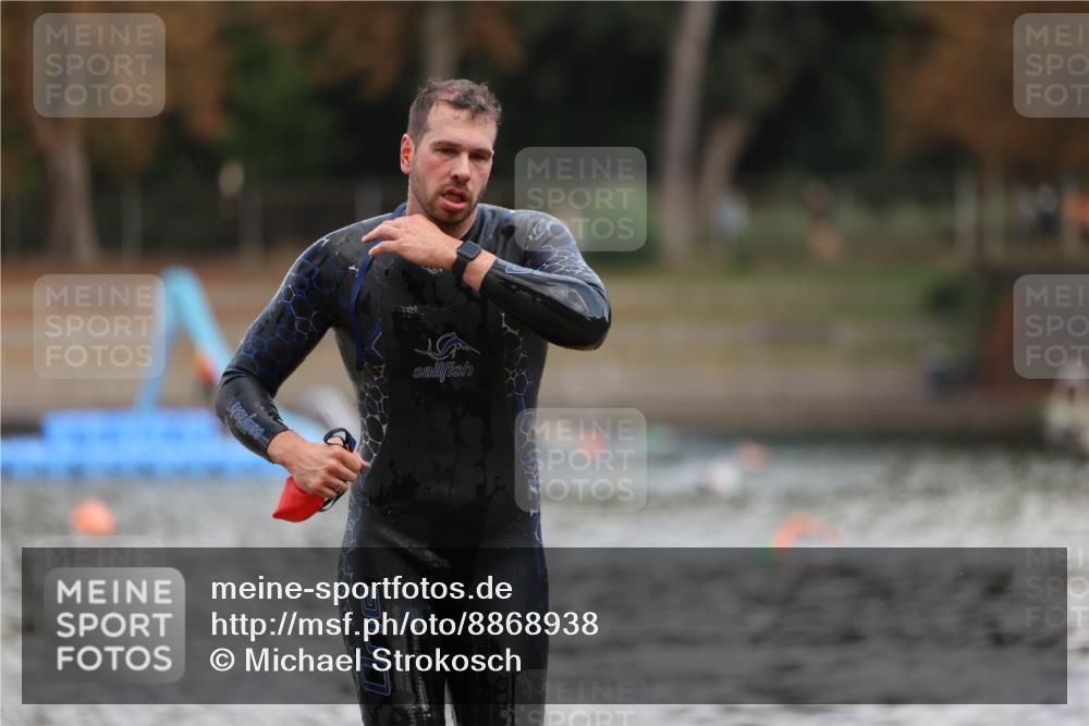 14.09.2025 - Stadtparktriathlon Michael Strokosch http://msf.ph/oto/8868938 14.09.2025 10:48:50 Schwimmen 823, 880 meine-sportfotos.de