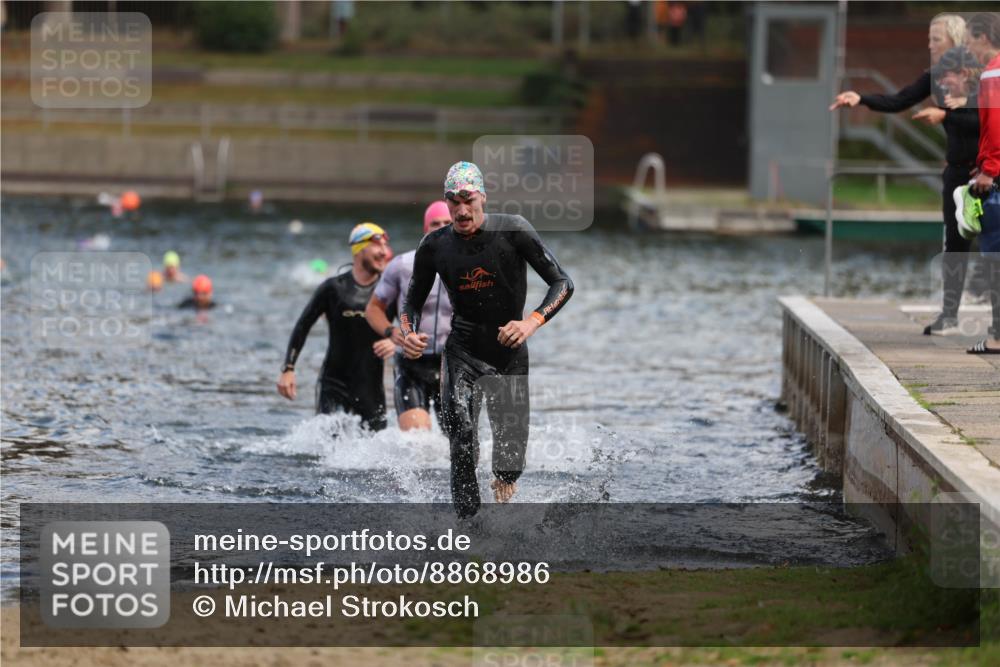 14.09.2025 - Stadtparktriathlon Michael Strokosch http://msf.ph/oto/8868986 14.09.2025 10:49:45 Schwimmen 825, 842, 865 meine-sportfotos.de