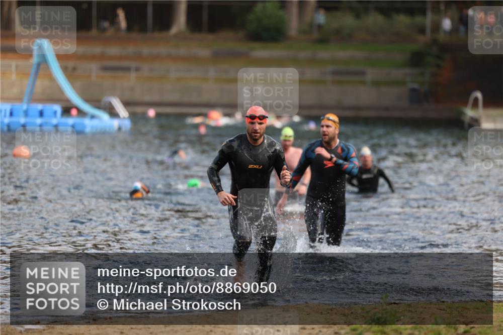 14.09.2025 - Stadtparktriathlon Michael Strokosch http://msf.ph/oto/8869050 14.09.2025 10:50:11 Schwimmen 831, 909 meine-sportfotos.de