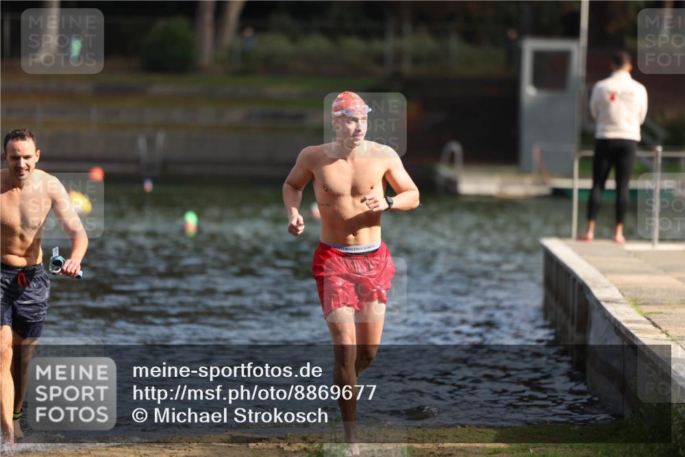 14.09.2025 - Stadtparktriathlon Michael Strokosch http://msf.ph/oto/8869677 14.09.2025 10:55:34 Schwimmen 828, 890, 911 meine-sportfotos.de