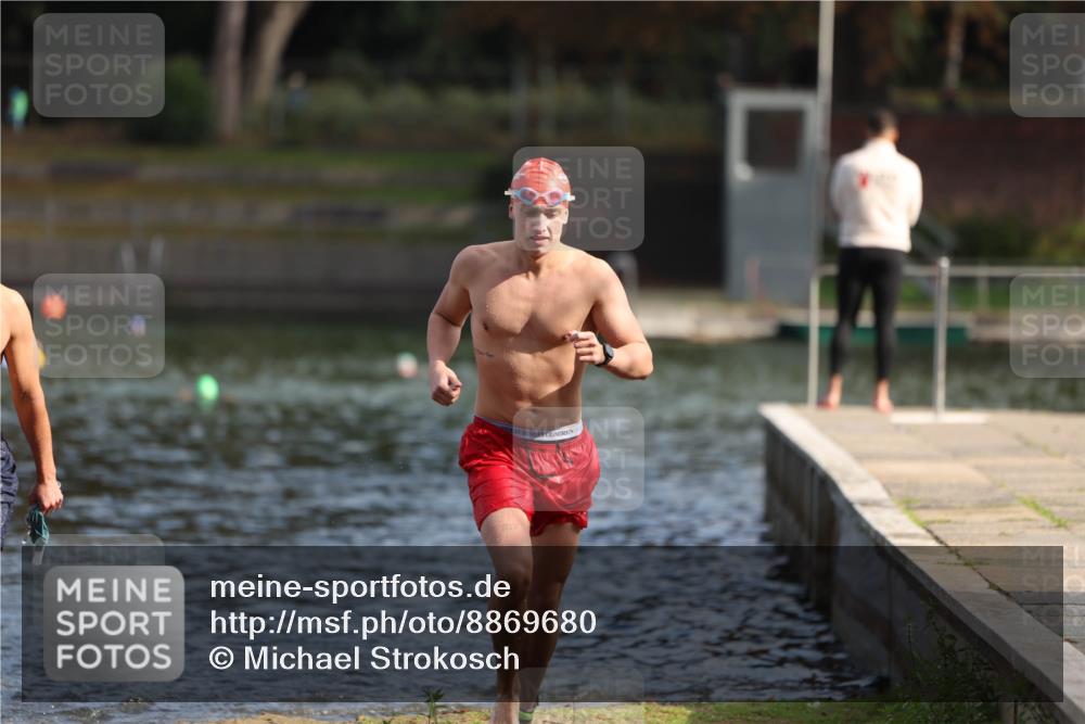 14.09.2025 - Stadtparktriathlon Michael Strokosch http://msf.ph/oto/8869680 14.09.2025 10:55:35 Schwimmen 828, 890, 911 meine-sportfotos.de