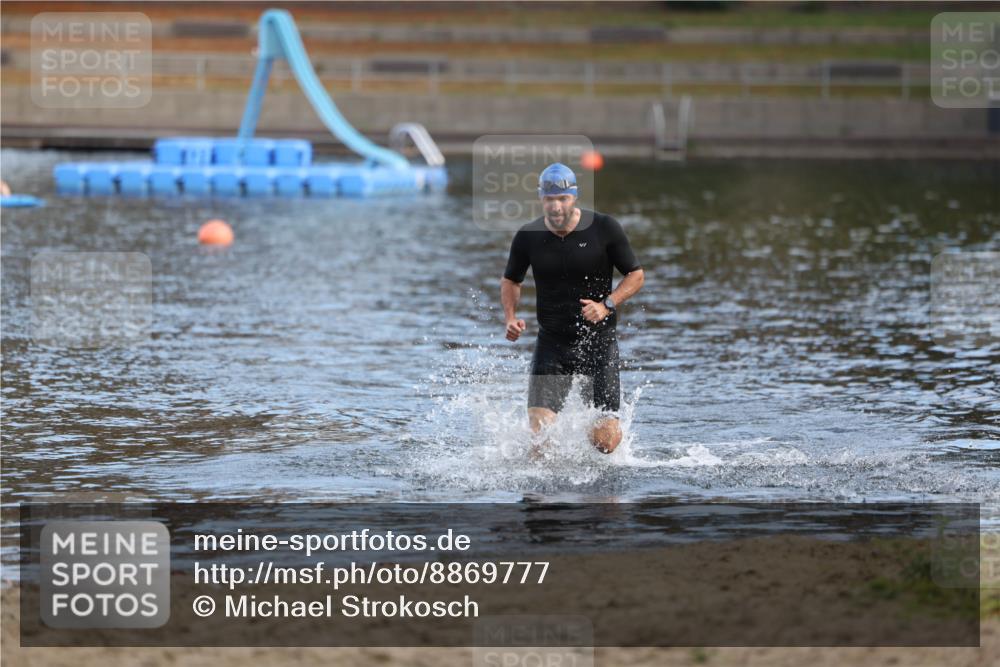 14.09.2025 - Stadtparktriathlon Michael Strokosch http://msf.ph/oto/8869777 14.09.2025 10:57:31 Schwimmen 824 meine-sportfotos.de