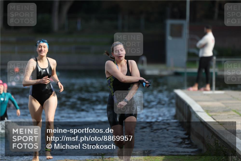 14.09.2025 - Stadtparktriathlon Michael Strokosch http://msf.ph/oto/8869957 14.09.2025 11:10:44 Schwimmen 950, 961, 967 meine-sportfotos.de
