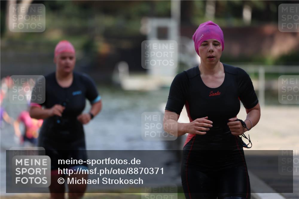 14.09.2025 - Stadtparktriathlon Michael Strokosch http://msf.ph/oto/8870371 14.09.2025 11:13:31 Schwimmen 937, 944, 975, 981, 1018 meine-sportfotos.de