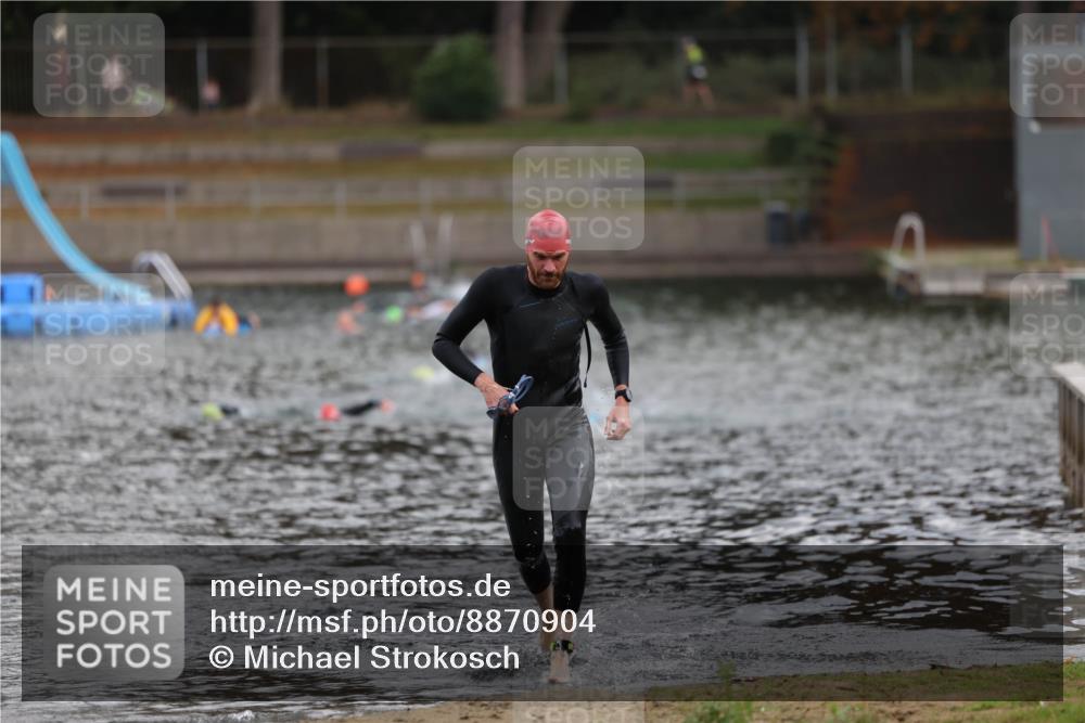 14.09.2025 - Stadtparktriathlon Michael Strokosch http://msf.ph/oto/8870904 14.09.2025 11:29:22 Schwimmen 1076, 1103 meine-sportfotos.de