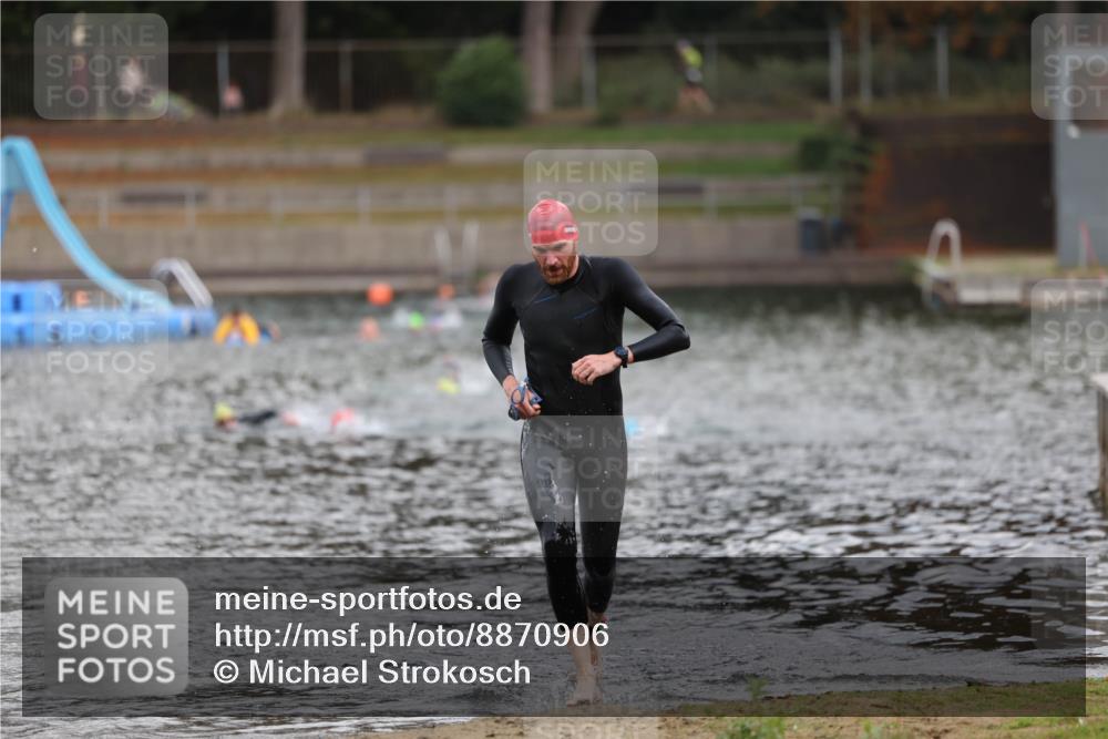 14.09.2025 - Stadtparktriathlon Michael Strokosch http://msf.ph/oto/8870906 14.09.2025 11:29:23 Schwimmen 1076, 1103 meine-sportfotos.de