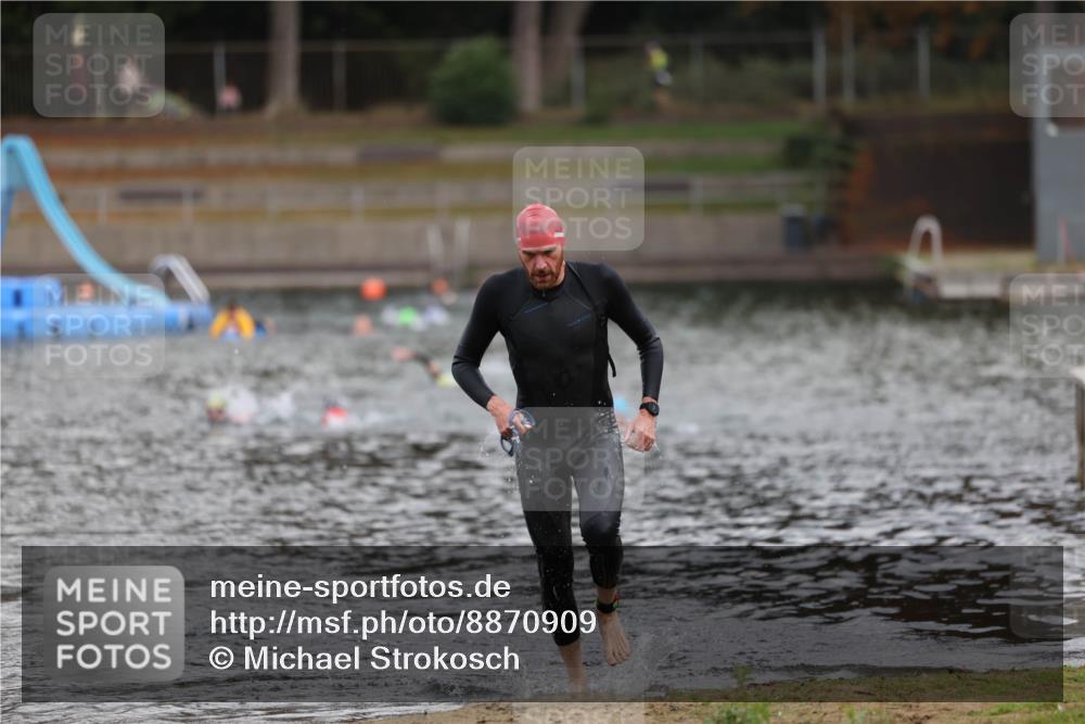 14.09.2025 - Stadtparktriathlon Michael Strokosch http://msf.ph/oto/8870909 14.09.2025 11:29:23 Schwimmen 1076, 1103 meine-sportfotos.de