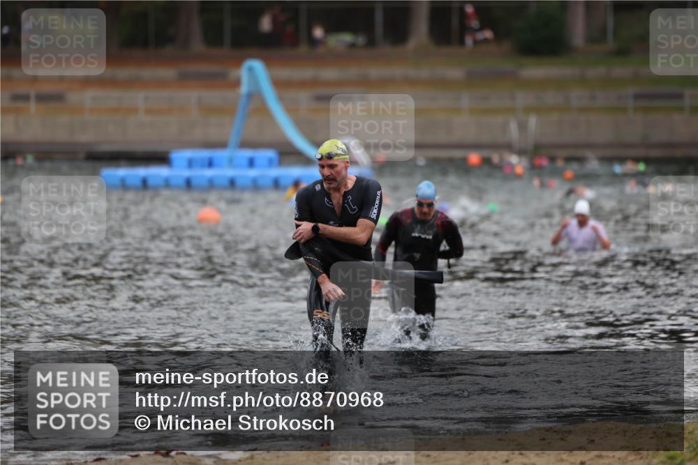14.09.2025 - Stadtparktriathlon Michael Strokosch http://msf.ph/oto/8870968 14.09.2025 11:29:59 Schwimmen 1083, 1097 meine-sportfotos.de