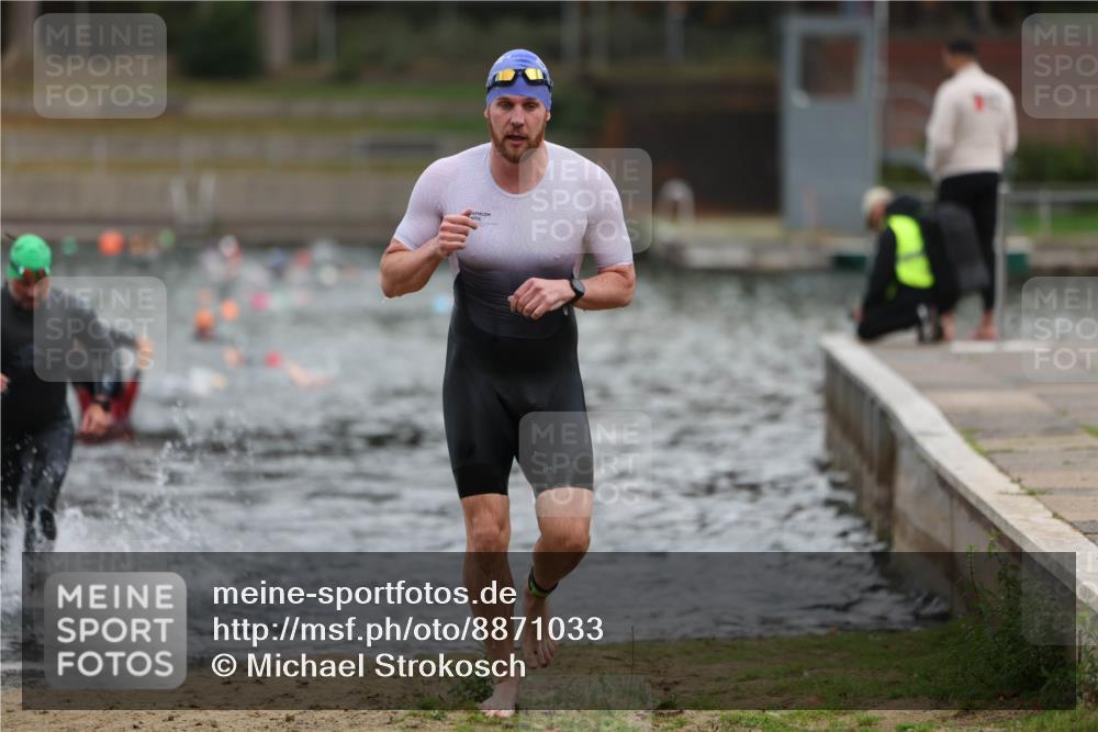 14.09.2025 - Stadtparktriathlon Michael Strokosch http://msf.ph/oto/8871033 14.09.2025 11:30:40 Schwimmen 1041, 1092, 1115 meine-sportfotos.de