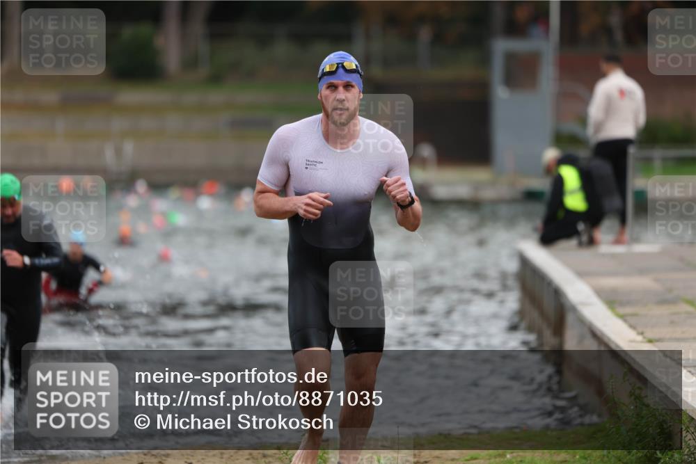 14.09.2025 - Stadtparktriathlon Michael Strokosch http://msf.ph/oto/8871035 14.09.2025 11:30:40 Schwimmen 1041, 1092, 1115 meine-sportfotos.de