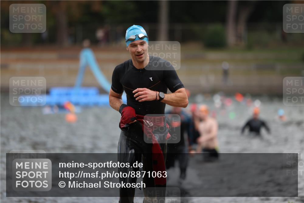14.09.2025 - Stadtparktriathlon Michael Strokosch http://msf.ph/oto/8871063 14.09.2025 11:30:56 Schwimmen 1072, 1099, 1112 meine-sportfotos.de