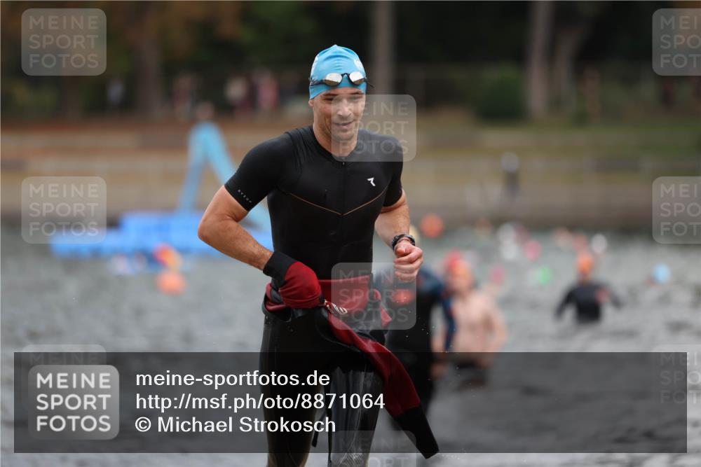 14.09.2025 - Stadtparktriathlon Michael Strokosch http://msf.ph/oto/8871064 14.09.2025 11:30:56 Schwimmen 1072, 1099, 1112 meine-sportfotos.de