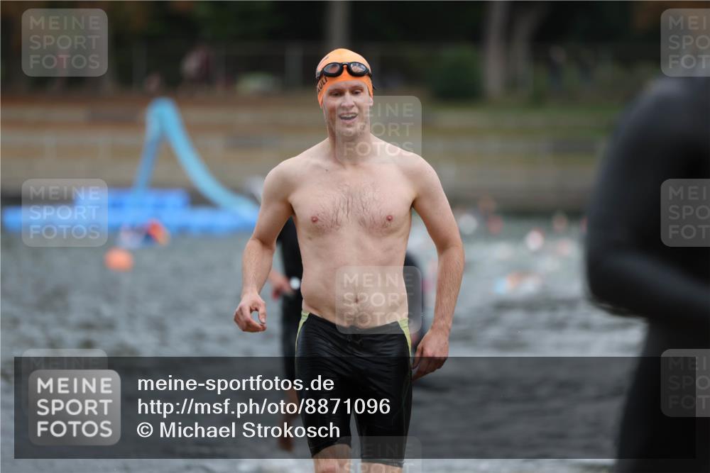 14.09.2025 - Stadtparktriathlon Michael Strokosch http://msf.ph/oto/8871096 14.09.2025 11:31:09 Schwimmen 1027, 1048, 1099, 1101 meine-sportfotos.de