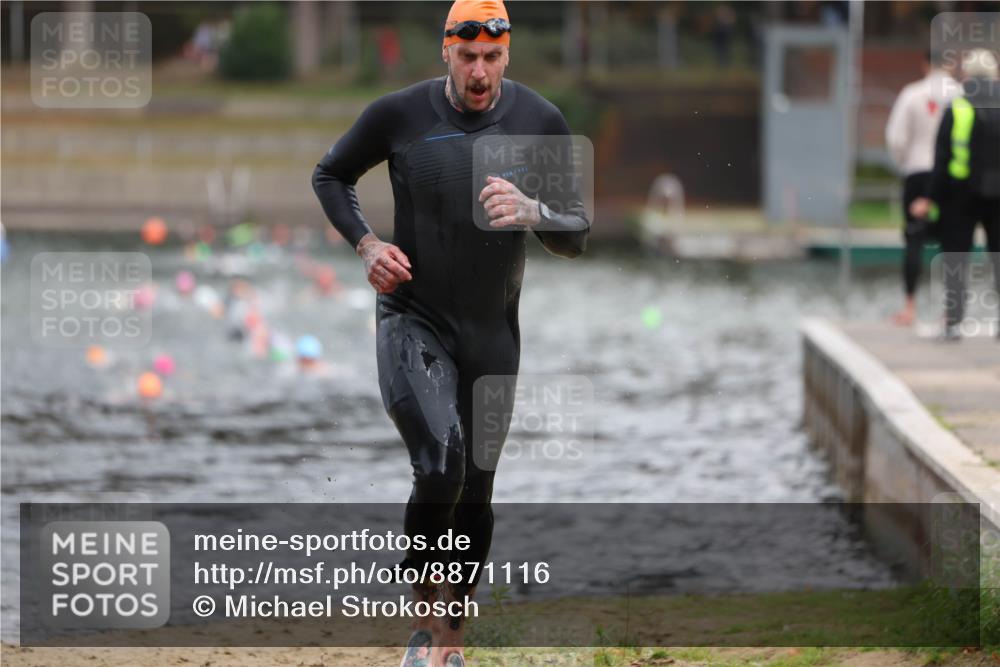 14.09.2025 - Stadtparktriathlon Michael Strokosch http://msf.ph/oto/8871116 14.09.2025 11:31:16 Schwimmen 1027, 1101 meine-sportfotos.de