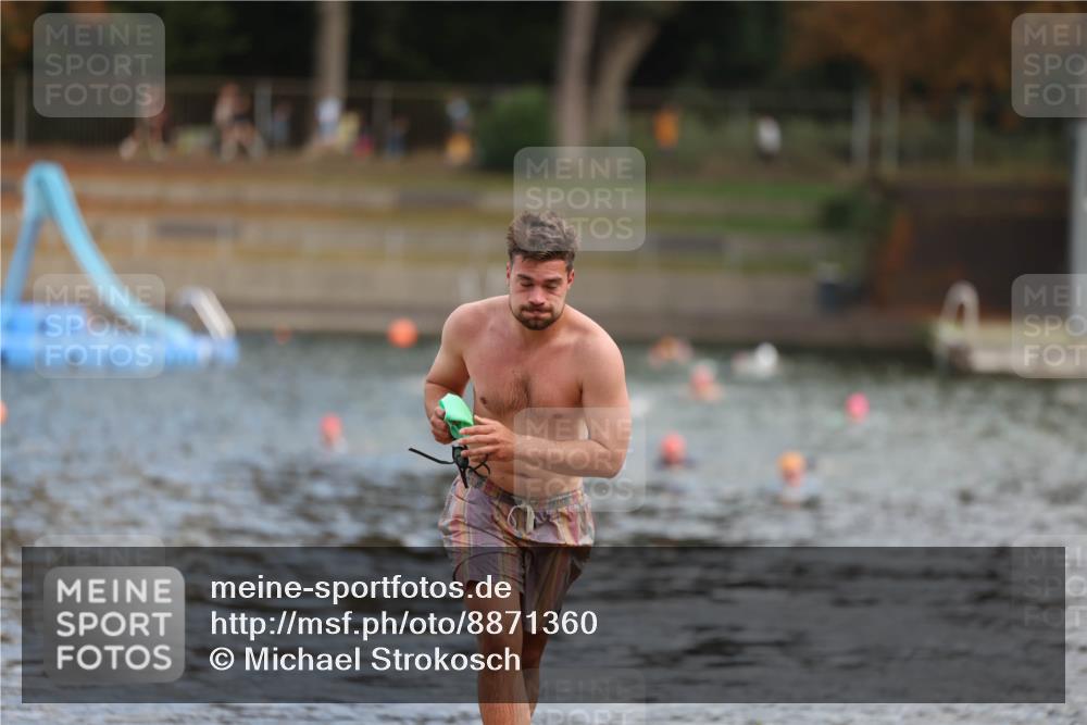 14.09.2025 - Stadtparktriathlon Michael Strokosch http://msf.ph/oto/8871360 14.09.2025 11:32:56 Schwimmen 1053 meine-sportfotos.de