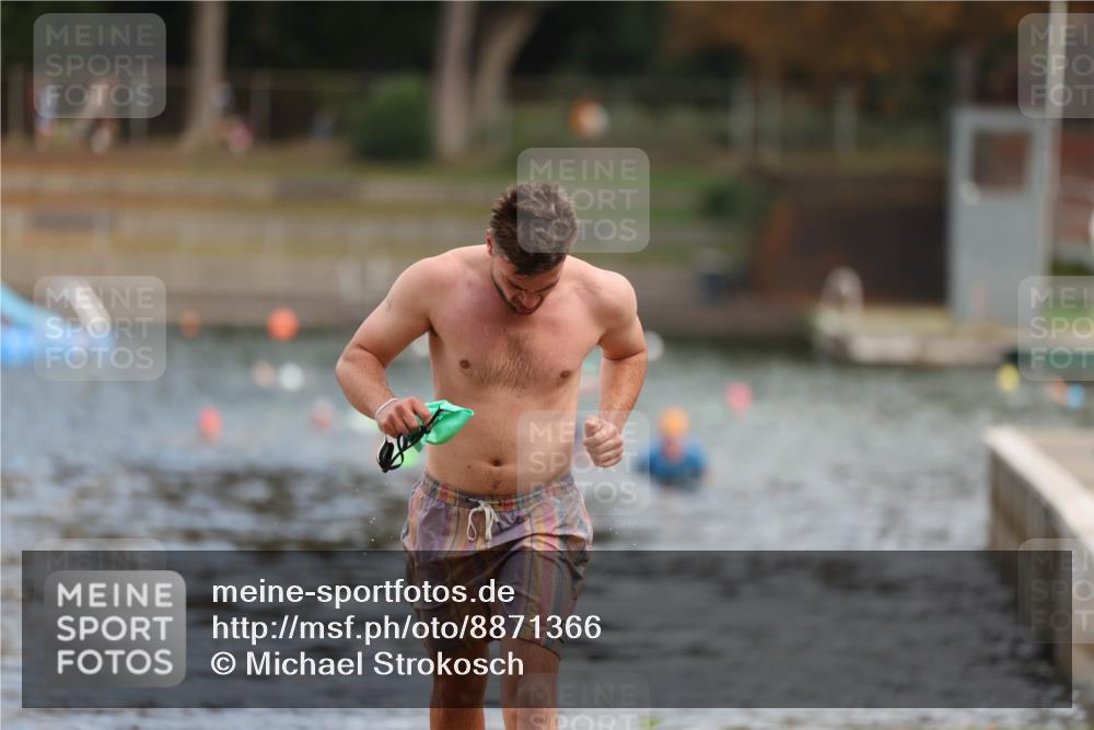 14.09.2025 - Stadtparktriathlon Michael Strokosch http://msf.ph/oto/8871366 14.09.2025 11:32:57 Schwimmen 1053 meine-sportfotos.de