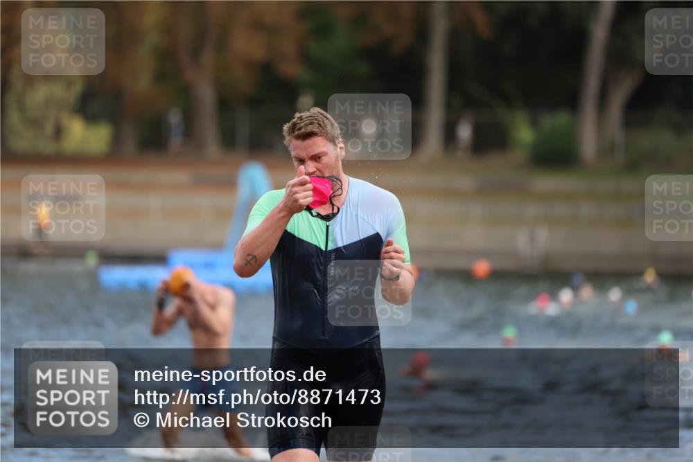 14.09.2025 - Stadtparktriathlon Michael Strokosch http://msf.ph/oto/8871473 14.09.2025 11:33:43 Schwimmen 1084, 1110 meine-sportfotos.de