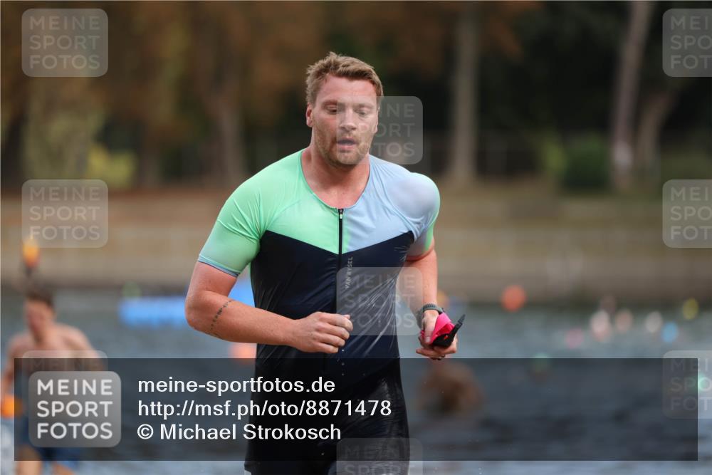 14.09.2025 - Stadtparktriathlon Michael Strokosch http://msf.ph/oto/8871478 14.09.2025 11:33:44 Schwimmen 1084, 1110 meine-sportfotos.de