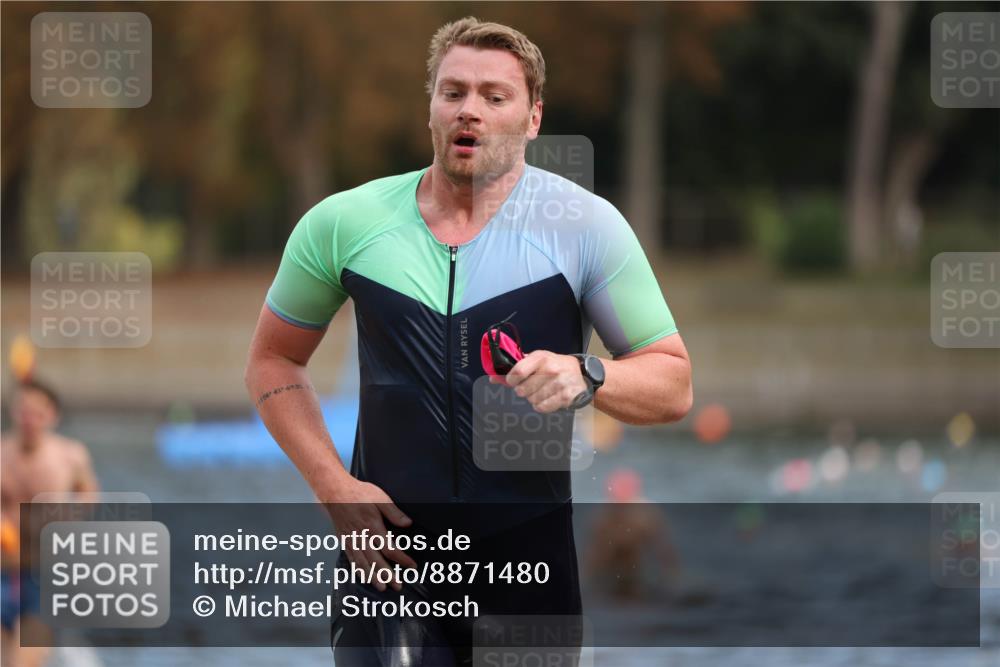 14.09.2025 - Stadtparktriathlon Michael Strokosch http://msf.ph/oto/8871480 14.09.2025 11:33:45 Schwimmen 1084, 1110 meine-sportfotos.de