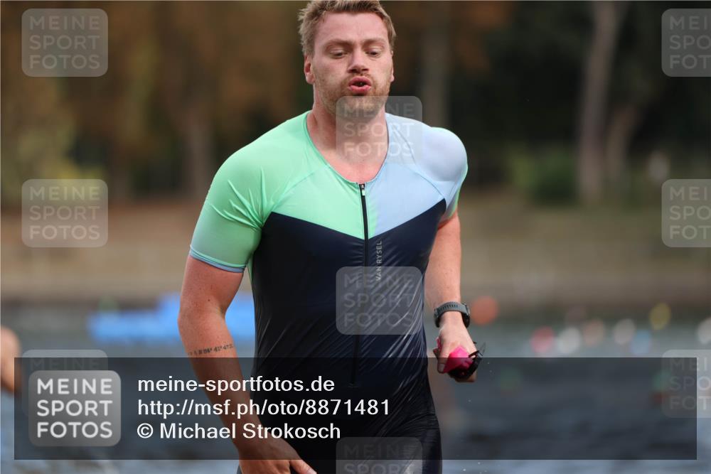 14.09.2025 - Stadtparktriathlon Michael Strokosch http://msf.ph/oto/8871481 14.09.2025 11:33:45 Schwimmen 1084, 1110 meine-sportfotos.de