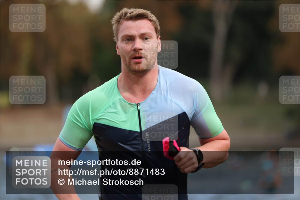 14.09.2025 - Stadtparktriathlon Michael Strokosch http://msf.ph/oto/8871483 14.09.2025 11:33:45 Schwimmen 1084, 1110 meine-sportfotos.de