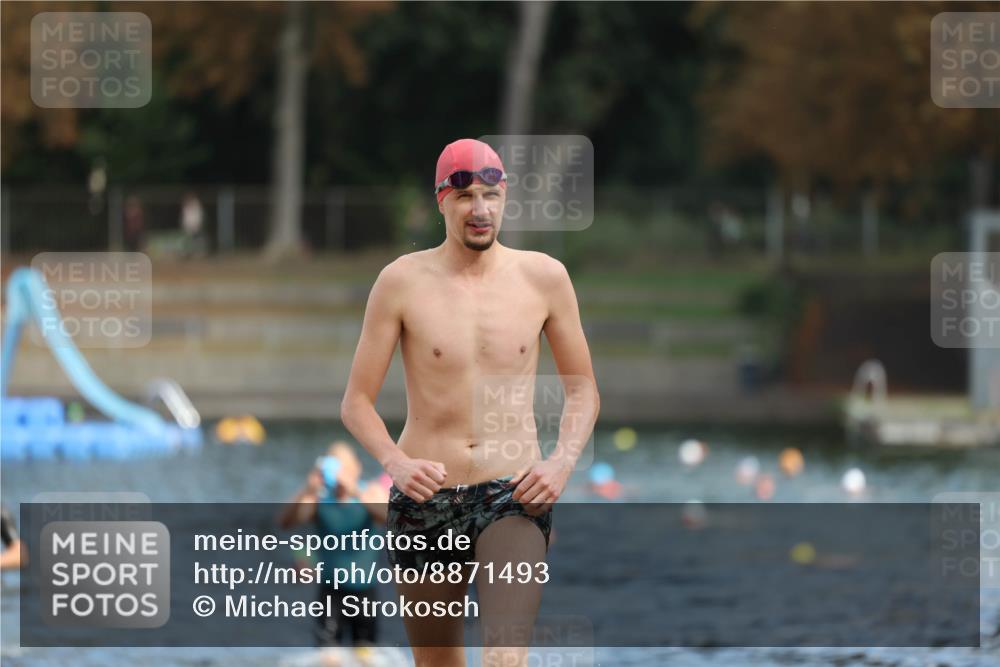 14.09.2025 - Stadtparktriathlon Michael Strokosch http://msf.ph/oto/8871493 14.09.2025 11:33:58 Schwimmen 1029, 1049, 1056 meine-sportfotos.de