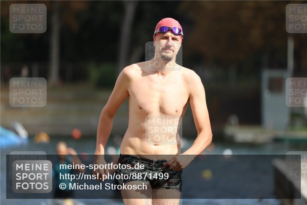 14.09.2025 - Stadtparktriathlon Michael Strokosch http://msf.ph/oto/8871499 14.09.2025 11:34:00 Schwimmen 1029, 1049, 1056 meine-sportfotos.de