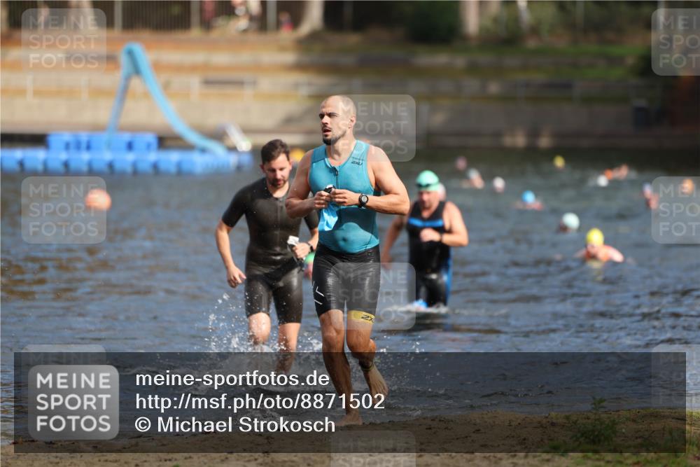 14.09.2025 - Stadtparktriathlon Michael Strokosch http://msf.ph/oto/8871502 14.09.2025 11:34:04 Schwimmen 1049, 1056 meine-sportfotos.de
