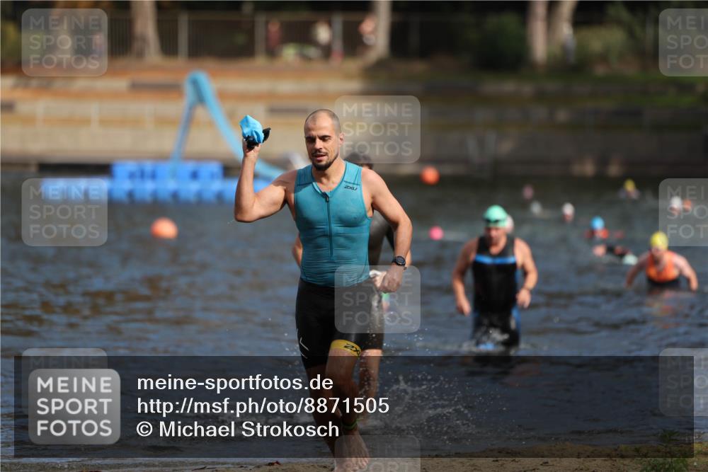 14.09.2025 - Stadtparktriathlon Michael Strokosch http://msf.ph/oto/8871505 14.09.2025 11:34:05 Schwimmen 1049, 1056, 1121 meine-sportfotos.de