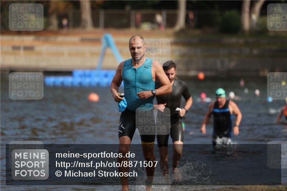 14.09.2025 - Stadtparktriathlon Michael Strokosch http://msf.ph/oto/8871507 14.09.2025 11:34:05 Schwimmen 1049, 1056, 1121 meine-sportfotos.de