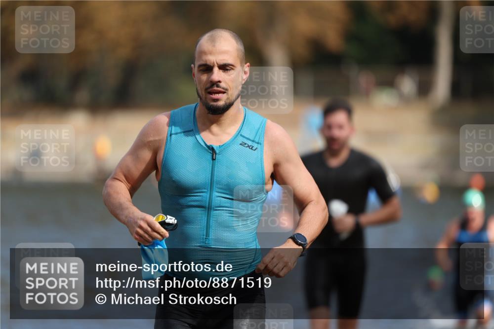 14.09.2025 - Stadtparktriathlon Michael Strokosch http://msf.ph/oto/8871519 14.09.2025 11:34:08 Schwimmen 1049, 1056, 1121 meine-sportfotos.de