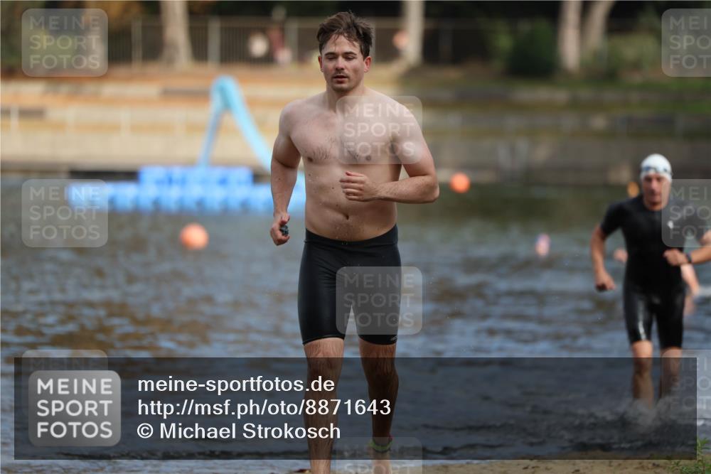 14.09.2025 - Stadtparktriathlon Michael Strokosch http://msf.ph/oto/8871643 14.09.2025 11:35:15 Schwimmen 1057, 1081 meine-sportfotos.de