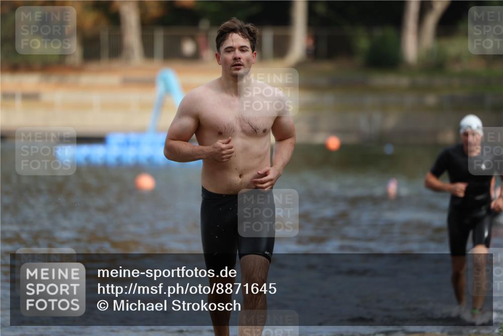 14.09.2025 - Stadtparktriathlon Michael Strokosch http://msf.ph/oto/8871645 14.09.2025 11:35:16 Schwimmen 1057, 1081 meine-sportfotos.de