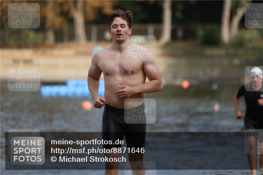 14.09.2025 - Stadtparktriathlon Michael Strokosch http://msf.ph/oto/8871646 14.09.2025 11:35:16 Schwimmen 1057, 1081 meine-sportfotos.de