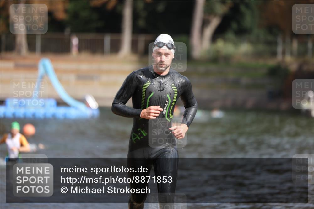 14.09.2025 - Stadtparktriathlon Michael Strokosch http://msf.ph/oto/8871853 14.09.2025 11:48:58 Schwimmen 1185, 1217 meine-sportfotos.de
