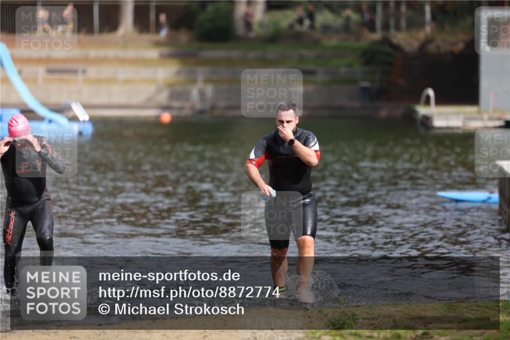 14.09.2025 - Stadtparktriathlon Michael Strokosch http://msf.ph/oto/8872774 14.09.2025 11:58:41 Schwimmen 1208, 1215 meine-sportfotos.de