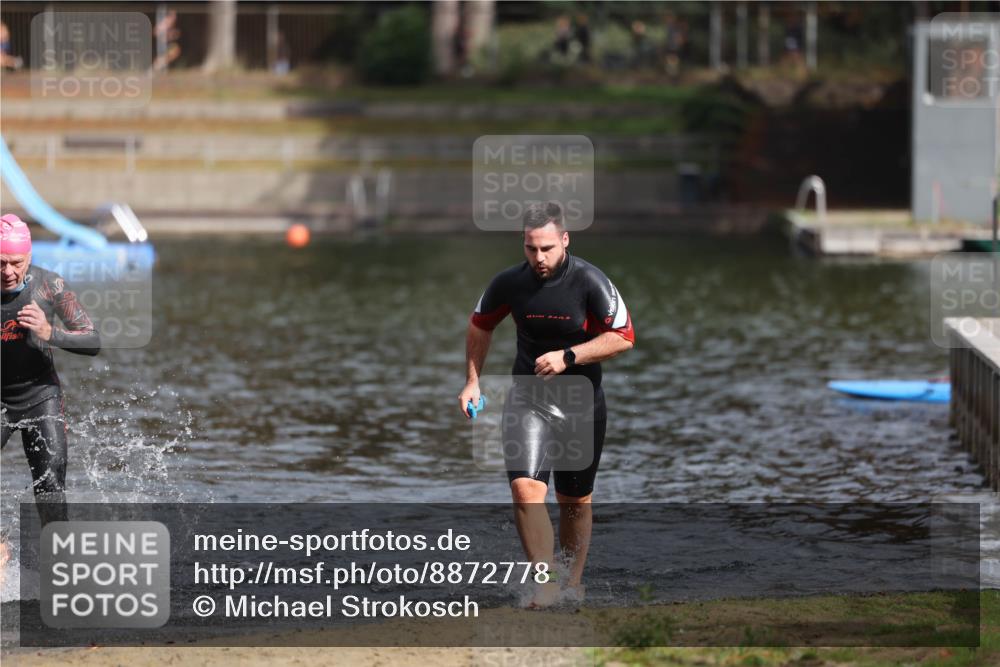 14.09.2025 - Stadtparktriathlon Michael Strokosch http://msf.ph/oto/8872778 14.09.2025 11:58:41 Schwimmen 1208, 1215 meine-sportfotos.de