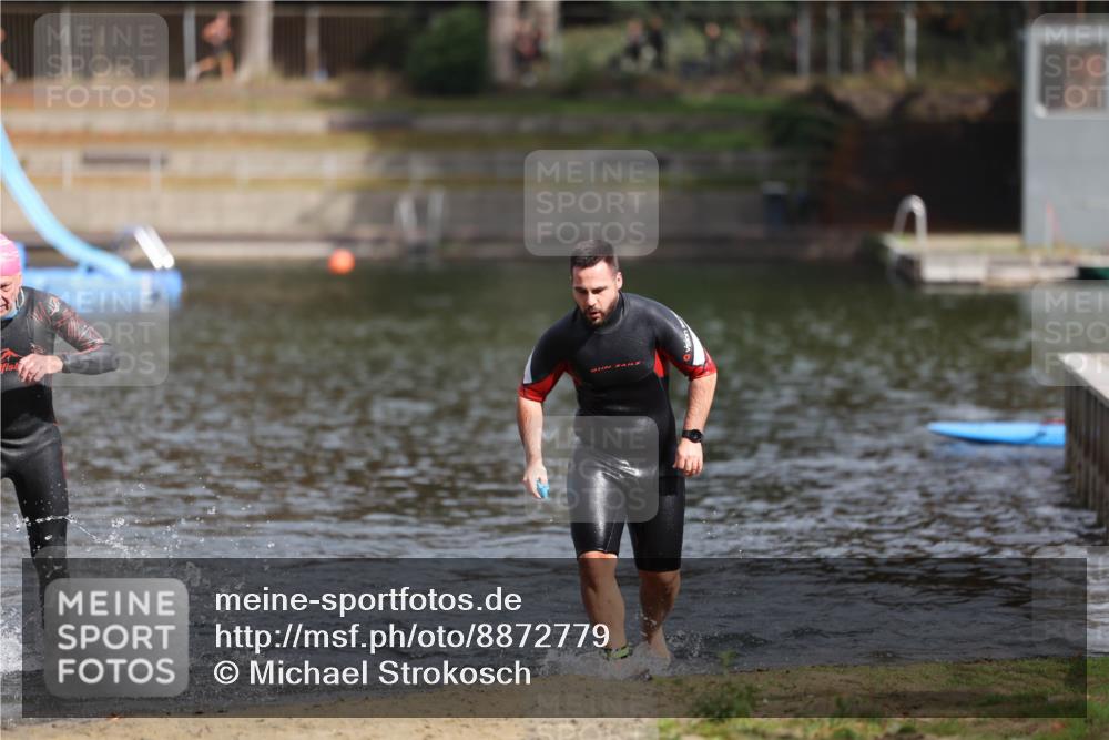 14.09.2025 - Stadtparktriathlon Michael Strokosch http://msf.ph/oto/8872779 14.09.2025 11:58:41 Schwimmen 1208, 1215 meine-sportfotos.de