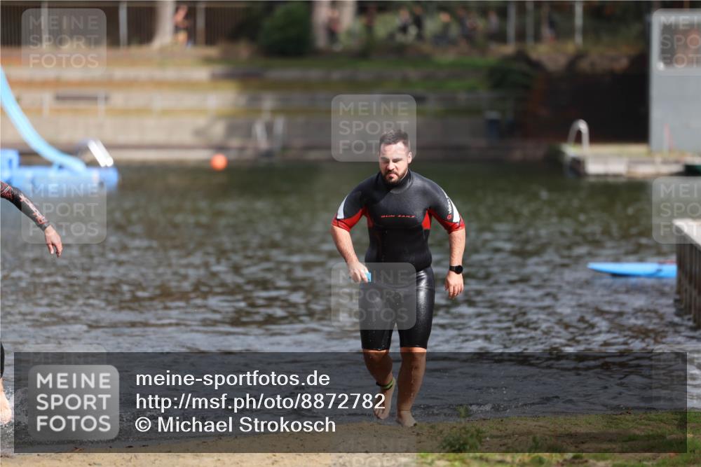 14.09.2025 - Stadtparktriathlon Michael Strokosch http://msf.ph/oto/8872782 14.09.2025 11:58:42 Schwimmen 1208, 1215 meine-sportfotos.de