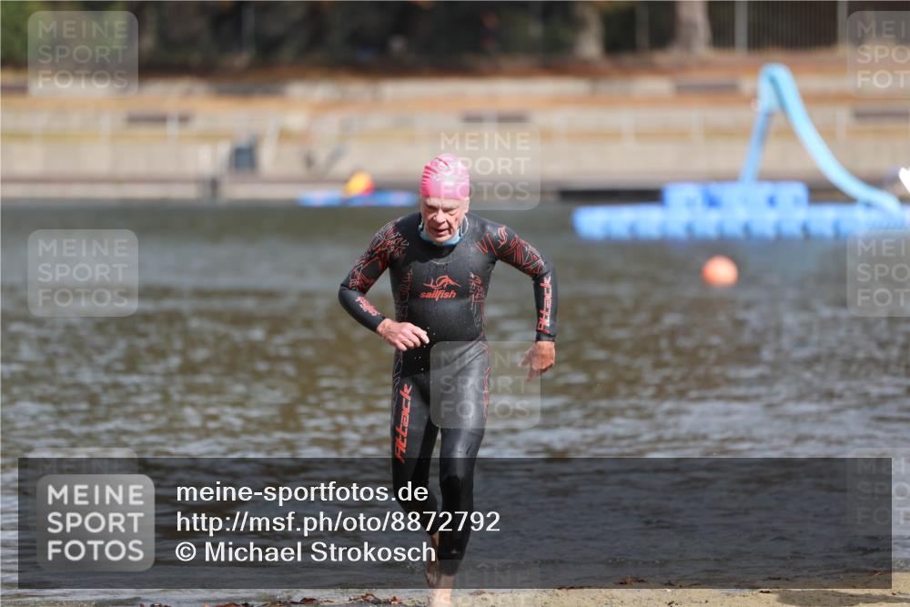 14.09.2025 - Stadtparktriathlon Michael Strokosch http://msf.ph/oto/8872792 14.09.2025 11:58:44 Schwimmen 1208, 1215 meine-sportfotos.de