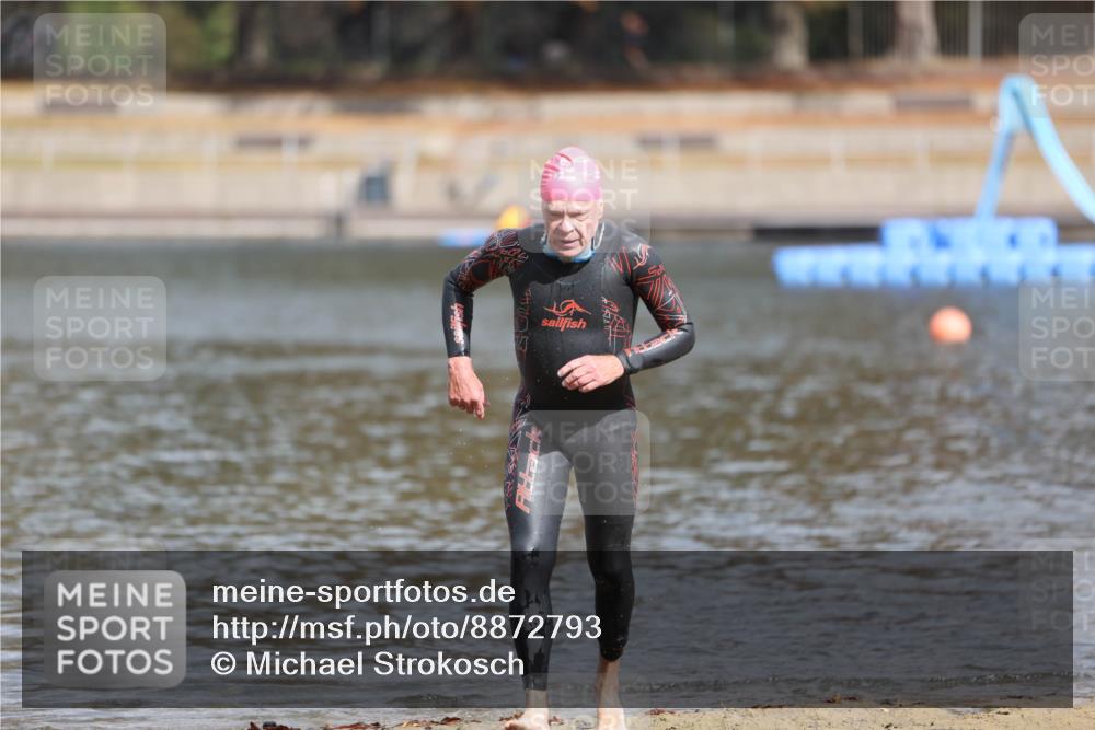 14.09.2025 - Stadtparktriathlon Michael Strokosch http://msf.ph/oto/8872793 14.09.2025 11:58:45 Schwimmen 1208, 1215 meine-sportfotos.de