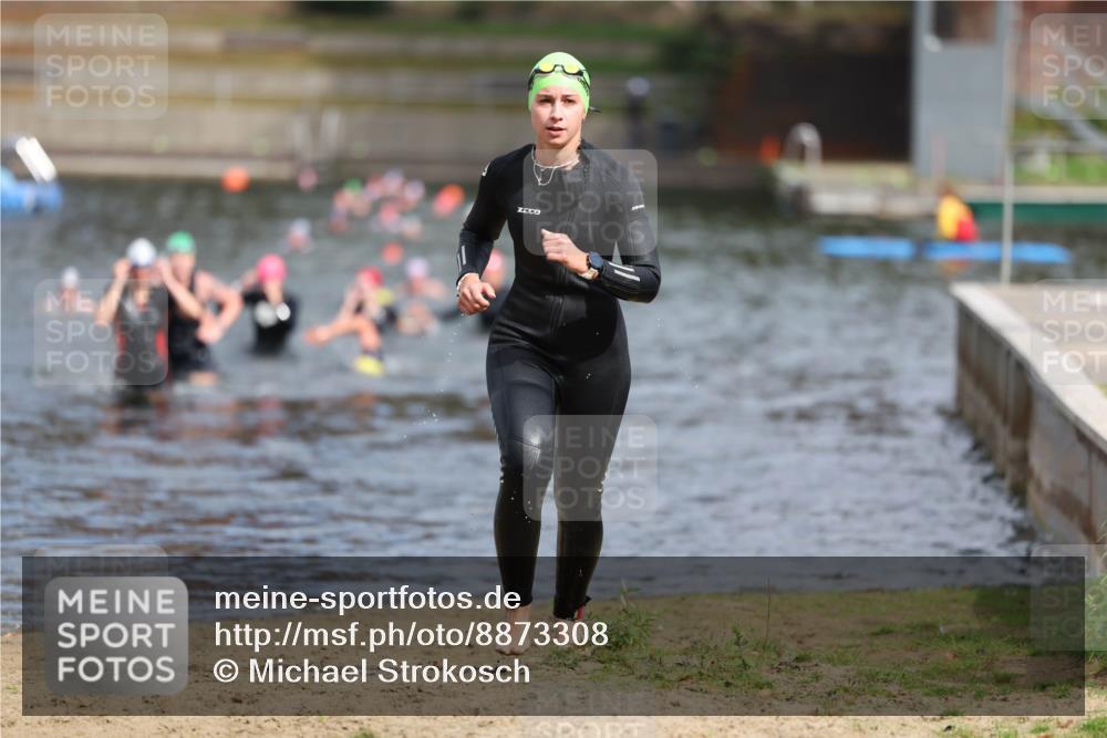14.09.2025 - Stadtparktriathlon Michael Strokosch http://msf.ph/oto/8873308 14.09.2025 12:13:03 Schwimmen 1242, 1296 meine-sportfotos.de