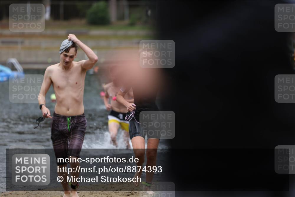 14.09.2025 - Stadtparktriathlon Michael Strokosch http://msf.ph/oto/8874393 14.09.2025 12:33:29 Schwimmen 1327, 1335, 1371, 1374 meine-sportfotos.de