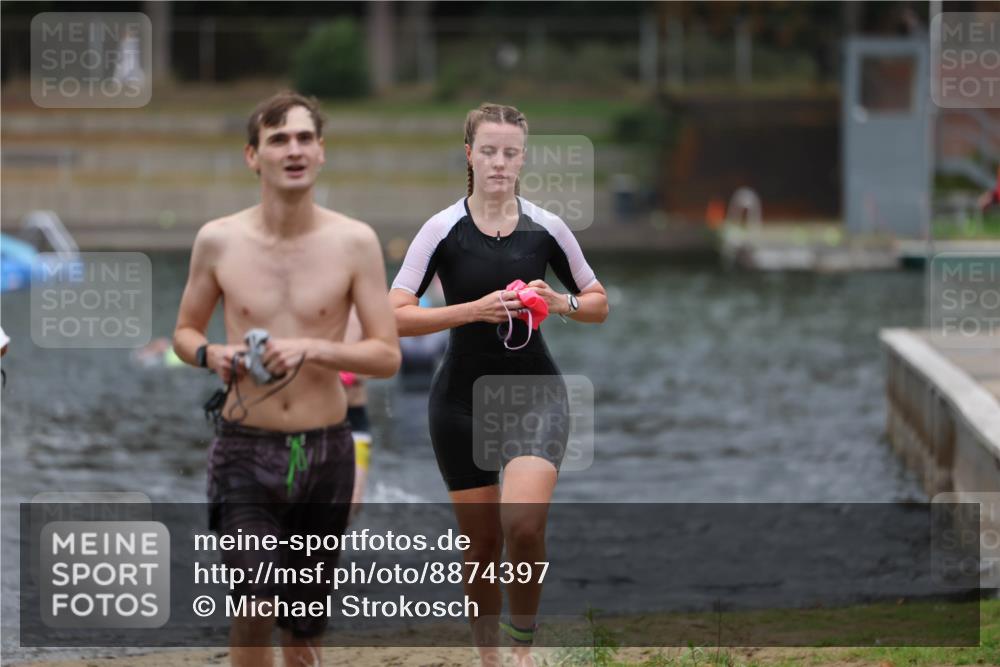 14.09.2025 - Stadtparktriathlon Michael Strokosch http://msf.ph/oto/8874397 14.09.2025 12:33:30 Schwimmen 1327, 1335, 1371, 1374 meine-sportfotos.de