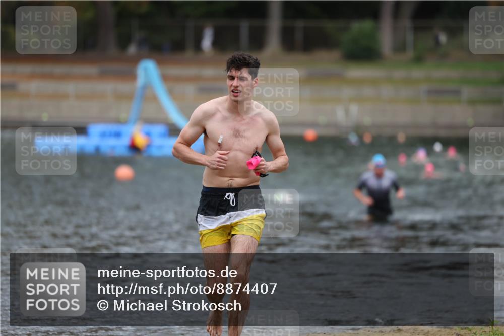 14.09.2025 - Stadtparktriathlon Michael Strokosch http://msf.ph/oto/8874407 14.09.2025 12:33:34 Schwimmen 1327, 1335, 1371, 1374 meine-sportfotos.de