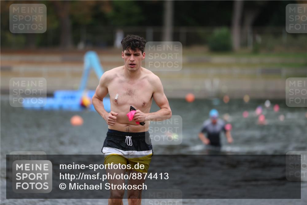 14.09.2025 - Stadtparktriathlon Michael Strokosch http://msf.ph/oto/8874413 14.09.2025 12:33:35 Schwimmen 1327, 1371, 1374 meine-sportfotos.de