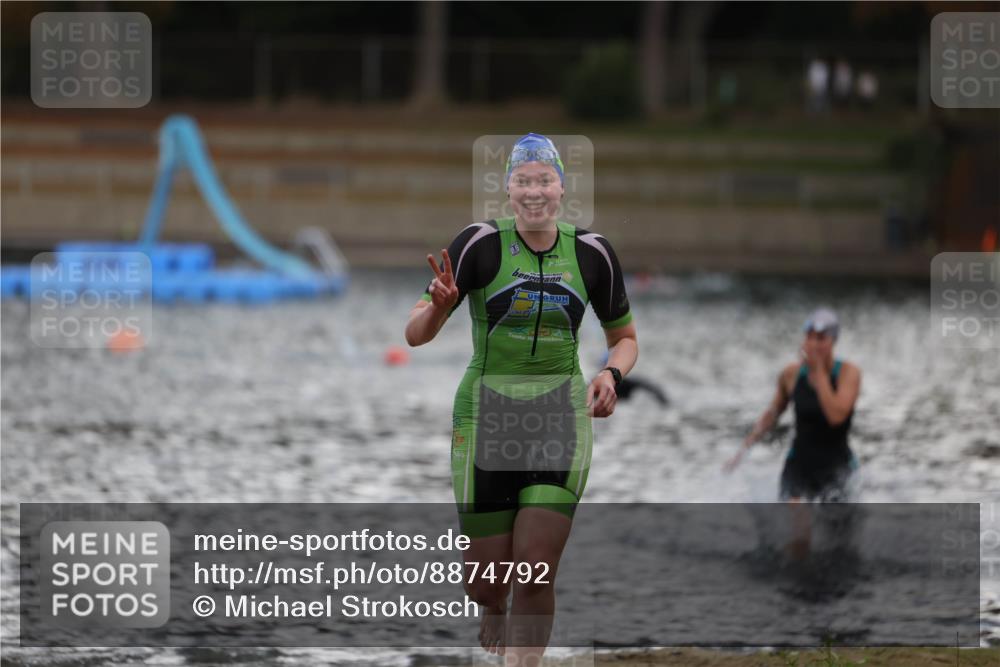 14.09.2025 - Stadtparktriathlon Michael Strokosch http://msf.ph/oto/8874792 14.09.2025 12:50:10 Schwimmen 1441, 1442 meine-sportfotos.de