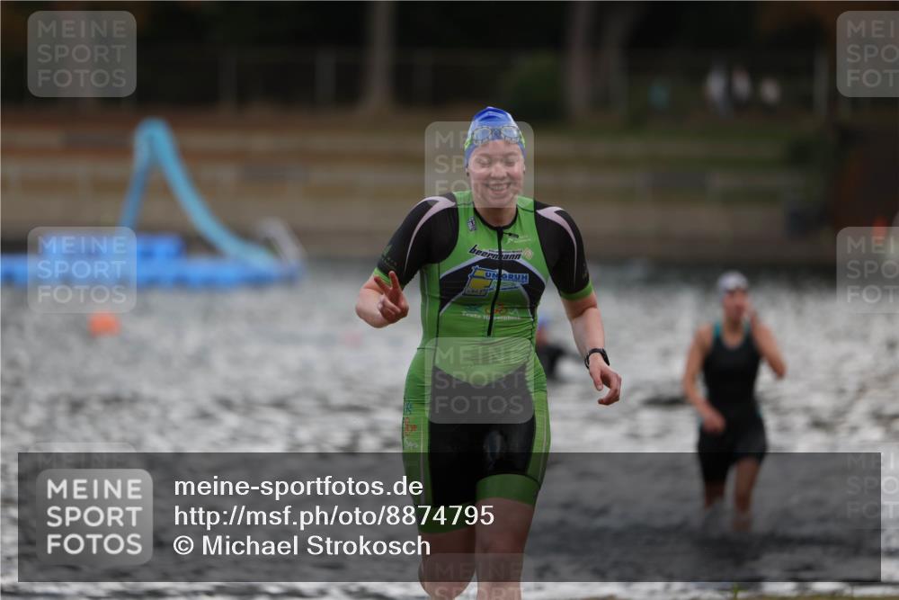 14.09.2025 - Stadtparktriathlon Michael Strokosch http://msf.ph/oto/8874795 14.09.2025 12:50:11 Schwimmen 1441, 1442 meine-sportfotos.de