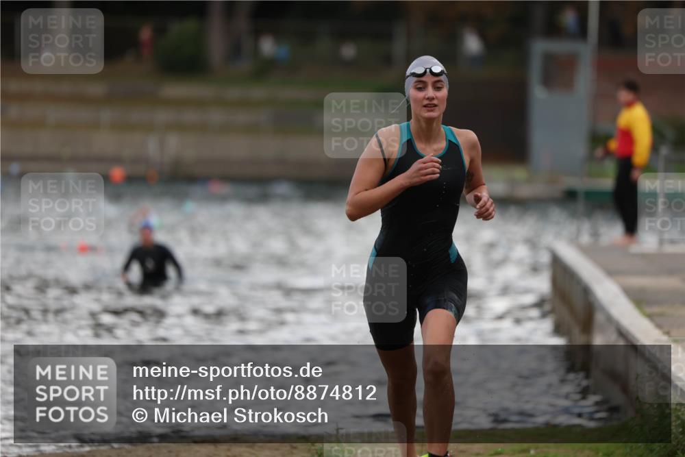 14.09.2025 - Stadtparktriathlon Michael Strokosch http://msf.ph/oto/8874812 14.09.2025 12:50:15 Schwimmen 1441, 1442 meine-sportfotos.de