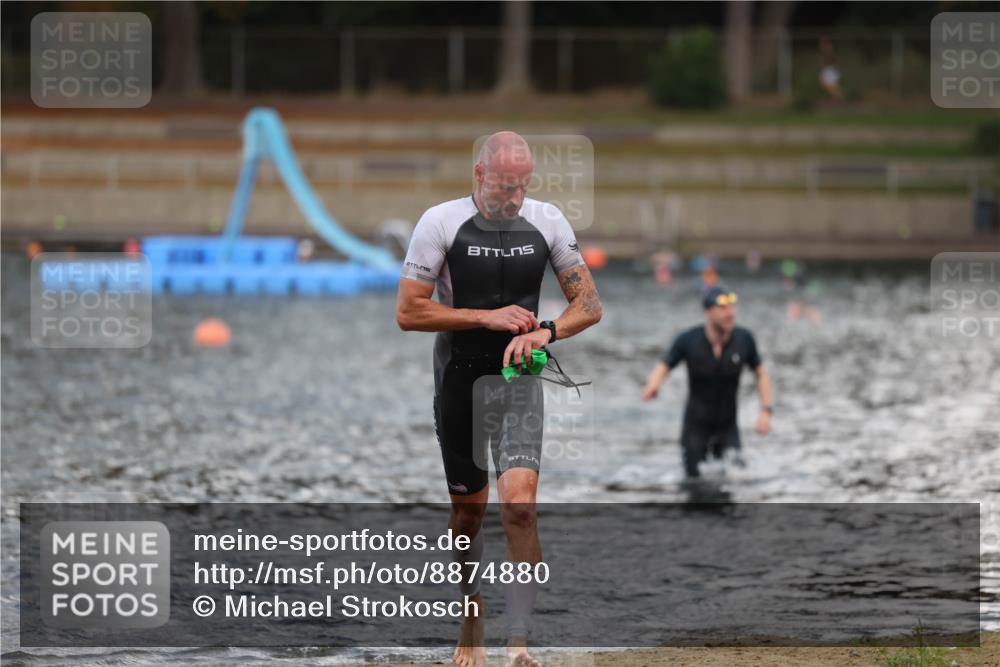 14.09.2025 - Stadtparktriathlon Michael Strokosch http://msf.ph/oto/8874880 14.09.2025 12:51:02 Schwimmen 1492, 1510 meine-sportfotos.de